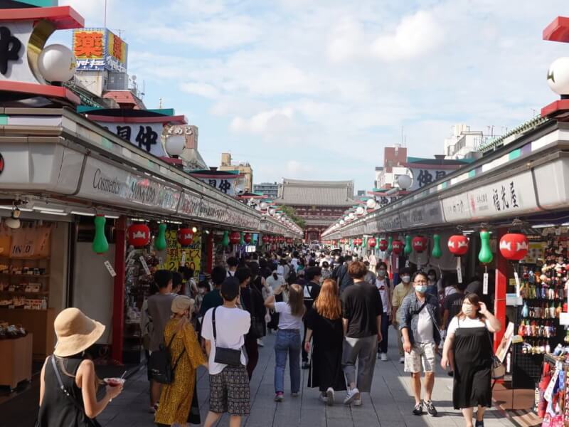 日本專家認為全國已進入第8波COVID-19疫情。圖為8月東京熱門景點淺草寺前。（中央社檔案照片）