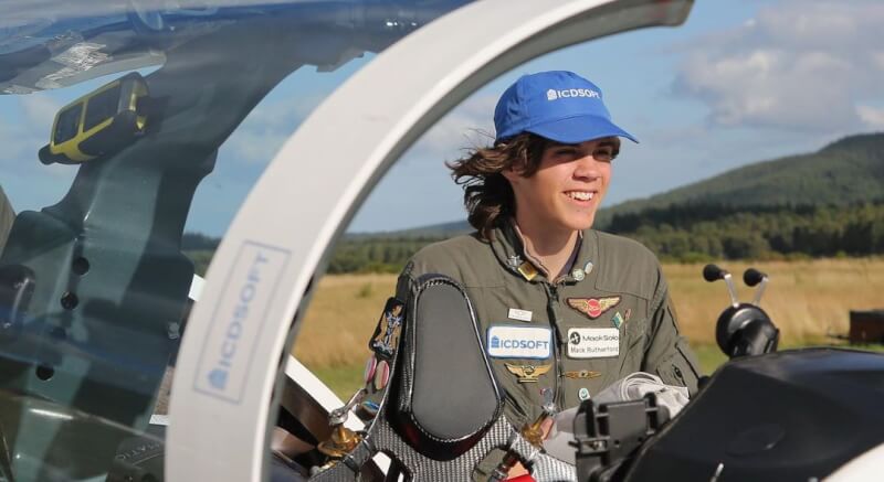 比利時及英國雙國籍17歲少年麥克．羅瑟福德（圖）24日駕飛機抵達保加利亞，成為史上獨駕飛機環繞地球的最年輕飛行員。（圖取自instagram.com/macksolo2022）