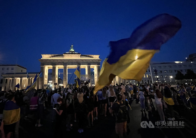 8月24日是烏克蘭國慶日，紀念脫離蘇聯獨立31週年，柏林街頭出現千人示威，呼籲德國擴大軍援抵抗俄國入侵。中央社記者林育立柏林攝 111年8月25日