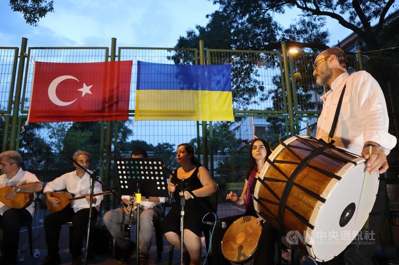 因戰出逃至伊斯坦堡的烏克蘭人，於當地政府及烏克蘭領事館支持下，在烏克蘭公園舉辦獨立日慈善表演活動。中央社記者鍾佑貞伊斯坦堡攝 111年8月25日