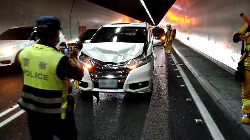 國道5號雪山隧道北上約23公里處25日上午發生3台車輛追撞事故，無人受傷，現場車流一度回堵約30分鐘。（警方提供）中央社記者沈如峰宜蘭縣傳真  111年8月25日