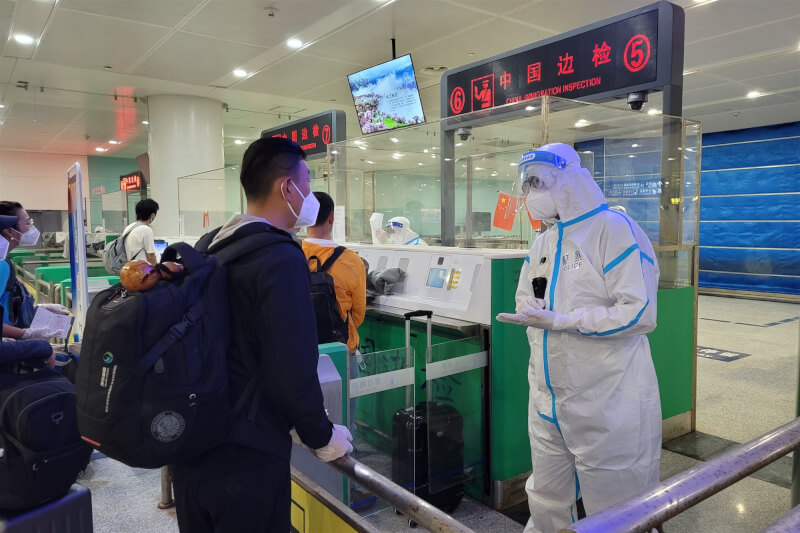 中國海關總署宣布，8月31日凌晨0時起將啟用新版「出入境健康申明卡」，取消對出入境人員核酸檢測訊息。圖為中國大連周水子國際機場。（中新社）