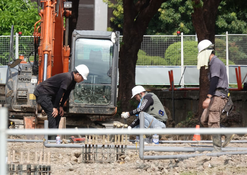 政府對勞保基金的撥補將達新台幣1470億元，未來也會持續撥補。圖為台北市中正區工地工人。（中央社檔案照片）