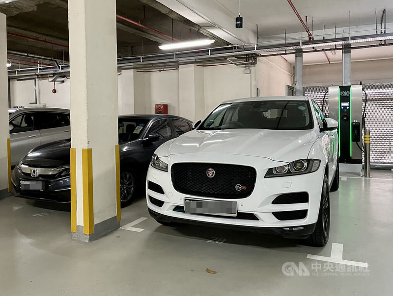 台、星業者攜手推出一款結合停車、充電、室內導航及預約的App,新加坡日報大廈已開始使用這套系統。攝於7月20日。中央社記者侯姿瑩新加坡攝 111年8月26日