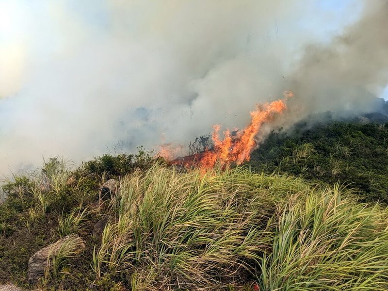 新北市政府消防局26日獲報，瑞芳區大粗坑古道登山口（不厭亭附近）發生雜草火警，現場火勢猛烈。（消防局提供）中央社記者黃旭昇新北傳真  111年8月26日