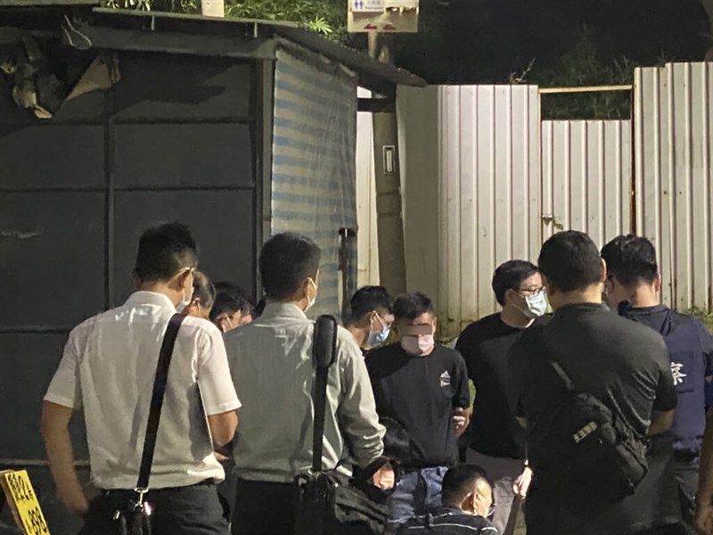 圖為警方23日清晨在新竹市客運站逮捕凶嫌林信吾（中），並查獲搶來並已上膛的警槍。（民眾提供）