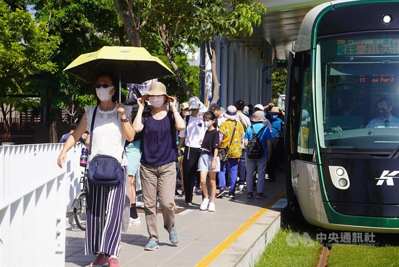 圖為25日配戴口罩防疫的民眾搭乘高雄輕軌前往駁二藝術特區。（中央社檔案照片）