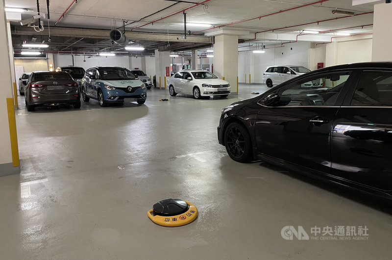 電動車時代來臨,台、星業者攜手推出一款結合停車、充電、室內導航及預約的App,使用者可事先預約停車位。攝於7月20日。中央社記者侯姿瑩新加坡攝 111年8月26日