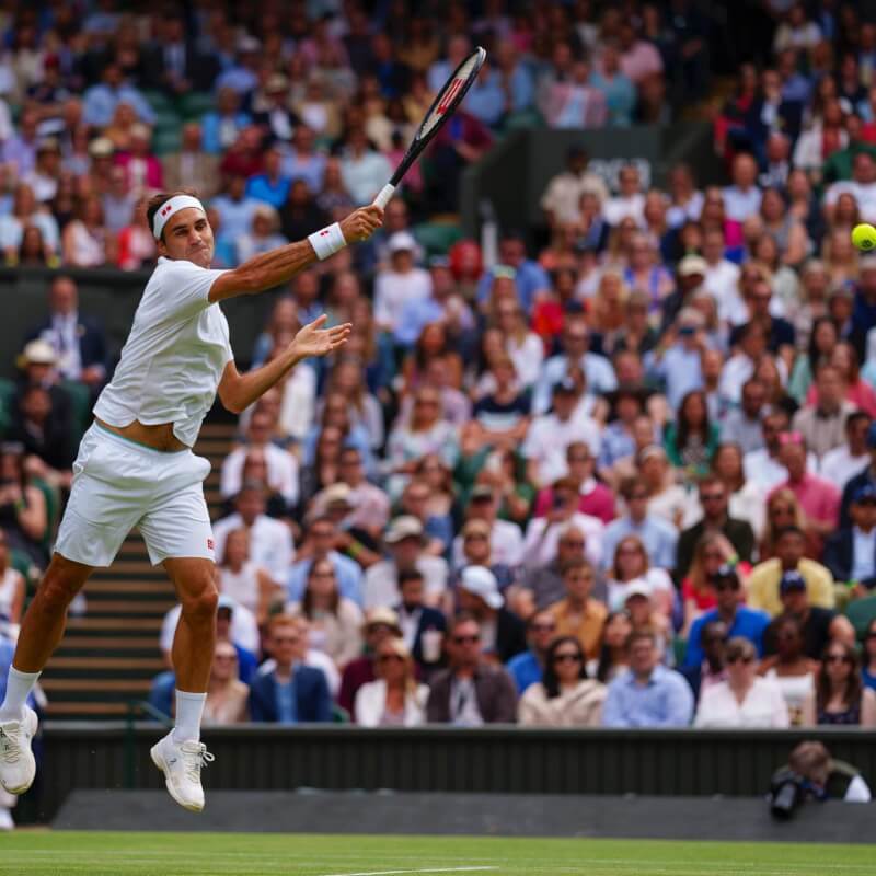 財經雜誌「富比世」指出，瑞士網球名將費德瑞（前）連續17年蟬聯全球最高收入網球運動員榜首。圖為費德瑞去年7月溫網出賽。（圖取自facebook.com/Federer）