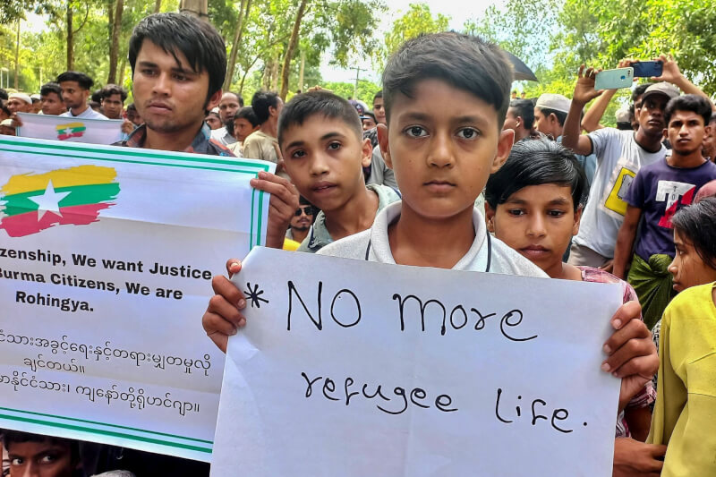 洛興雅叛亂分子與緬甸安全部隊衝突屆滿5週年，數千名身處孟加拉難民營的洛興雅人25日為「種族滅絕紀念日」集會。（路透社）