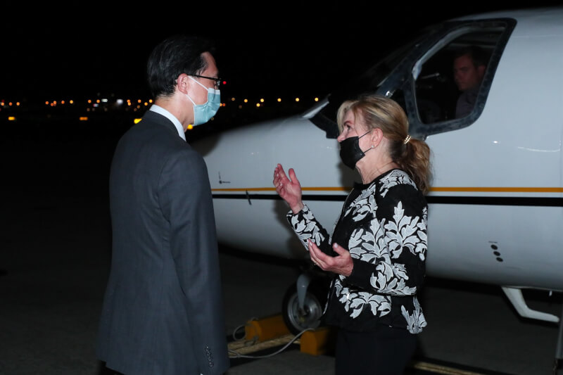 美國聯邦參議員布萊克本（右）25日深夜抵台，是本月第3位率團訪問台灣的美國議員。（外交部提供）