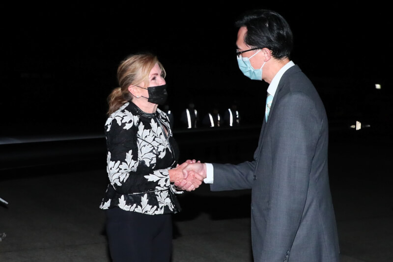 美國聯邦參議員布萊克本（左）25日深夜抵台訪問，外交部表達誠摯歡迎。（外交部提供）