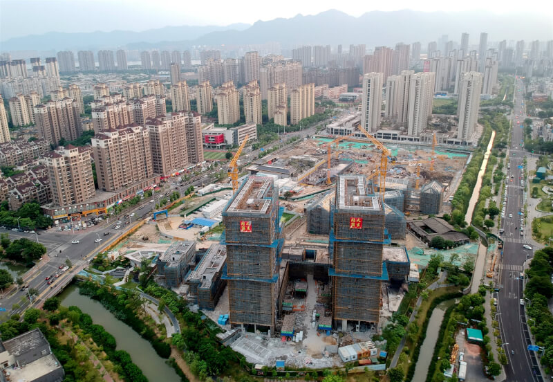2022年是中國房市的凜冬時刻，估計全年銷售額減少近人民幣5兆元（約新台幣22兆元），千億級房企從43家降至20家。圖為去年7月31日福建省福州市一處正在興建的建案。（中新社）