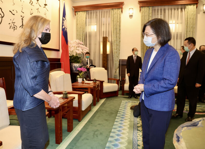 總統蔡英文（前右）26日在總統府接見美國共和黨籍聯邦參議員布萊克本（Marsha Blackburn）（左）訪問團，歡迎他們來訪台灣。中央社記者張皓安攝 111年8月26日