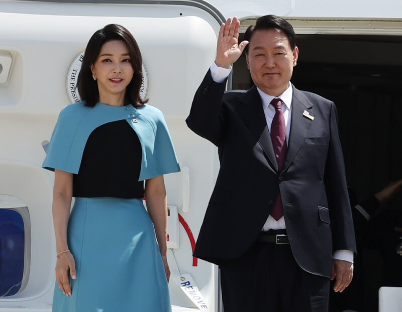 韓國總統尹錫悅（右）夫妻財產申報總額76億多韓元，9成在夫人金建希（左）名下。（韓聯社）