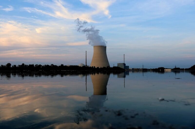 德國總理蕭茲17日下令讓德國現存的3座核電廠持續運轉到明年4月中。圖為德國核電廠伊薩2號。（路透社）
