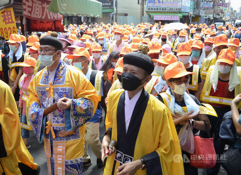嘉義市城隍廟27日舉辦「2022城隍夜巡 夯枷解厄」活動,數百名民眾「夯枷」隨城隍爺遶境市區,盼消災解厄。中央社記者蔡智明攝 111年8月27日
