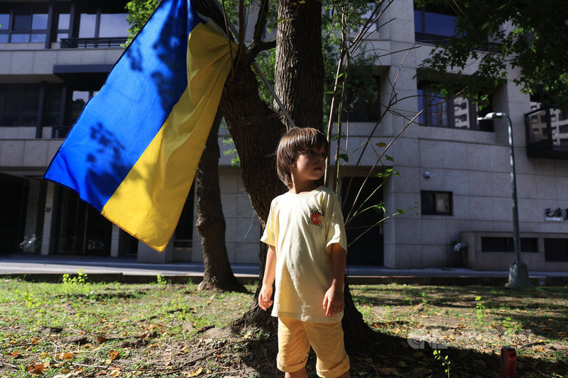 民團「台灣烏克蘭陣線」、「台灣東歐友好協會籌備處」27日在台北共同舉辦「烏克蘭獨立紀念日慶典」，一旁樹上掛有烏克蘭國旗。中央社記者趙世勳攝　111年8月27日