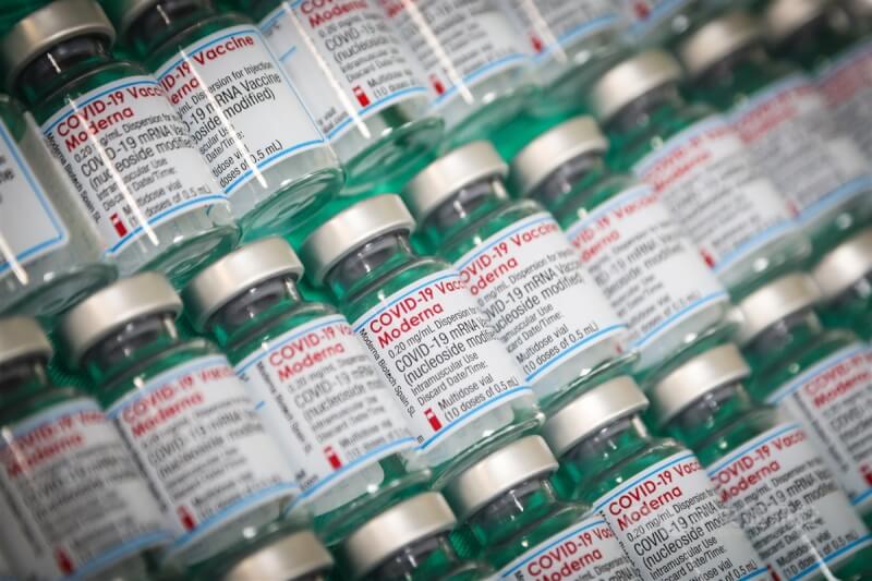 有網路消息指稱美國捐贈台灣的250萬劑莫德納疫苗，是台積電要求美國給的，外交部表示，「是100%惡意且惡質的假消息」。圖為莫德納疫苗。（中央社檔案照片）