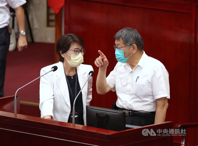 台北市副市長黃珊珊（左）辭呈28日生效，市長柯文哲被問及是否出席28日黃珊珊參選台北市長記者會時表示，總是朋友、一定要幫忙。（中央社檔案照片）