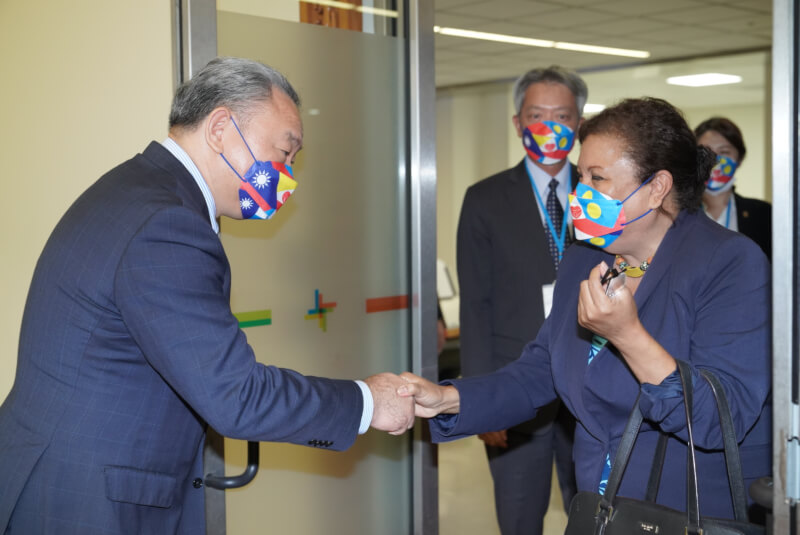 台灣友邦、帛琉共和國副總統兼司法部長席嫵杜（前左）27日晚抵台，外交部常務次長俞大㵢（前右）代表政府接機歡迎。（外交部提供）