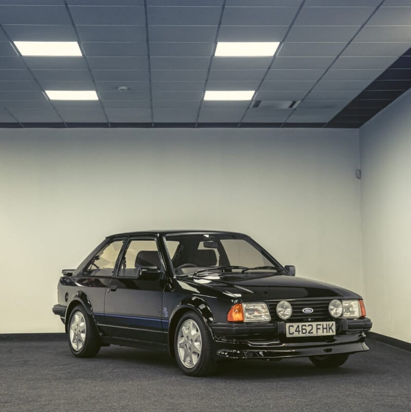 英國已故黛安娜王妃生前鍾愛的個人座駕Ford Escort RS Turbo 27日在英國銀石賽道拍賣。（圖取自facebook.com/silverstoneauctions）
