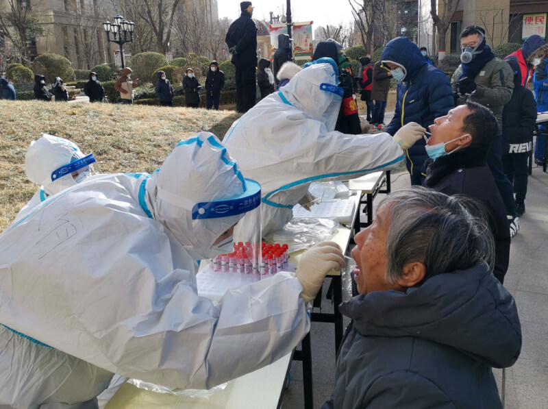中國河北省石家莊市20日深夜發通告宣布，6區將執行全員核酸檢測。圖為石家莊一處社區去年進行檢測。（中新社）