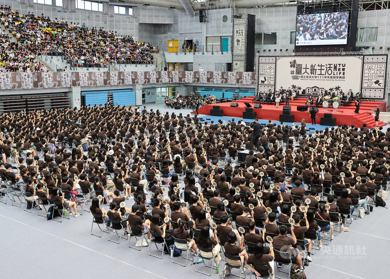 台灣大學28日舉行111學年度開學典禮，根據資料，學士班新生共有4594人、研究所新生共有5496人。眾多新生到場參加，擠滿台大綜合體育館。中央社記者鄭清元攝  111年8月28日