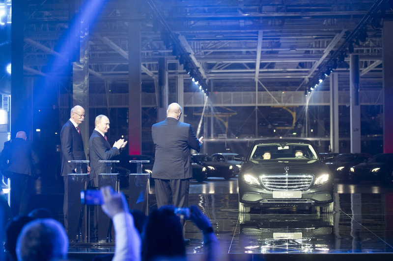 賓士2019年在莫斯科近郊設廠生產E系列轎車，由俄羅斯總統蒲亭（Vladimir Putin，左二）親自剪綵，如今賓士已結束在俄國的生產和銷售。（賓士汽車提供）中央社記者林育立柏林傳真 111年8月28日