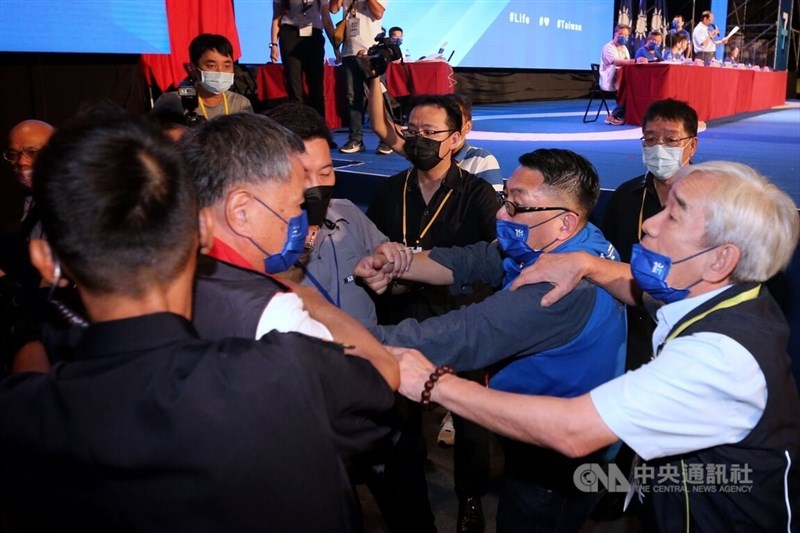 國民黨28日召開全代會為年底選舉造勢,卻發生部分黨代表因意見不合爆發推擠拉扯,黨代表徐正文(前右2)在過程中遭推倒在地,眼鏡也被打掉,最後被勸離會場。中央社記者王飛華攝 111年8月28日
