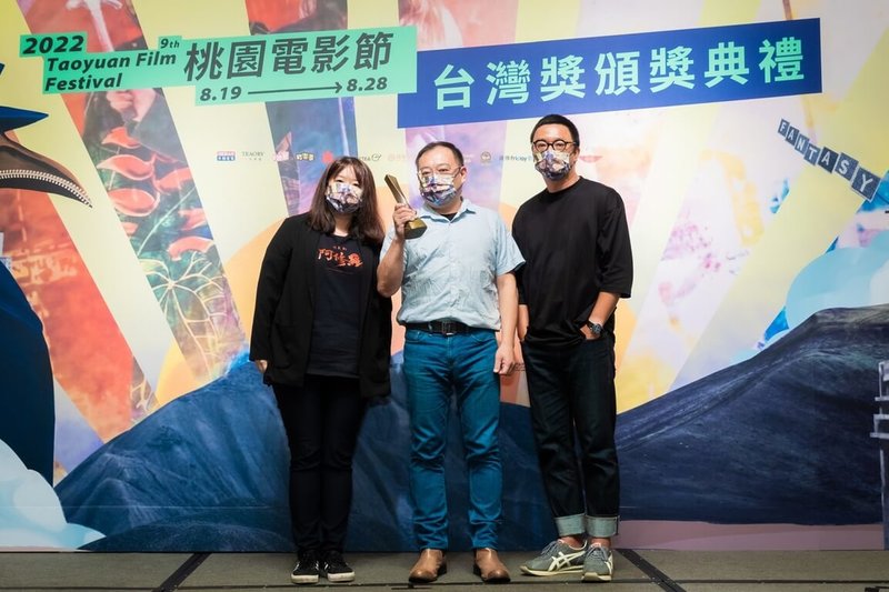 2022年桃園電影節28日閉幕並舉辦台灣獎頒獎典禮，電影「該死的阿修羅」獲頒評審團特別獎，由監製高君亭（中）與希望行銷總監陳温温（左）代表領獎，右為評審團主席沈可尚。（桃園電影節提供）中央社記者葉冠吟傳真 111年8月28日