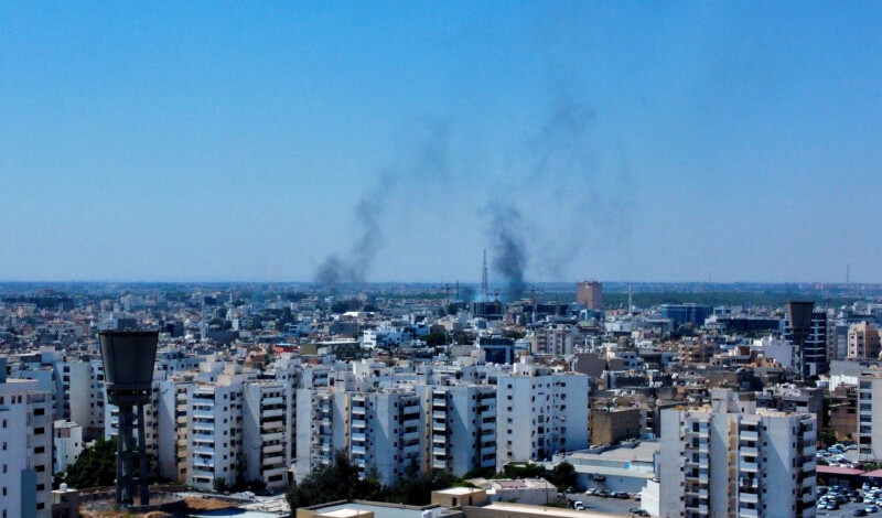 利比亞首都黎波里27日爆發衝突，市區升起黑色濃煙。（路透社）