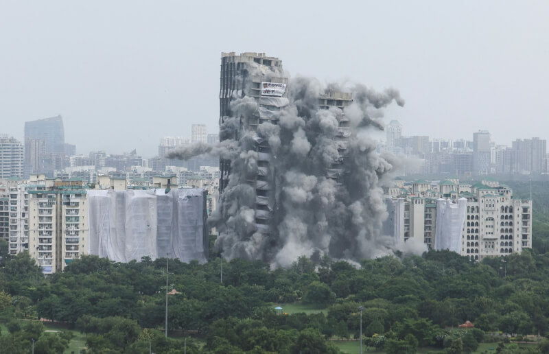 印度兩棟約100公尺高、蓋到30多層的半完成大樓，因違反建築規範以及官商勾結，28日在一場爆破中化為瓦礫。（路透社）