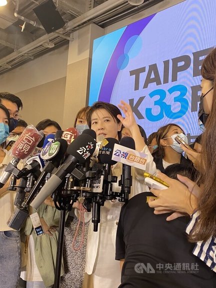前台北市副市長黃珊珊（中）28日宣布以無黨籍參選台北市長，並公布競選主軸為Taipei K33P Going，提到讓台北持續前進是她參選的原動力，希望擺脫藍綠惡鬥。中央社記者黃麗芸攝 111年8月28日