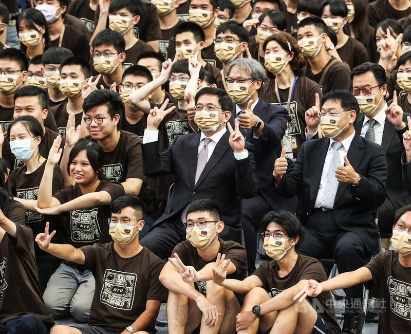 台灣大學校長管中閔（2排右2）28日出席台大111學年度開學典禮，他雙手比出YA，與在場新生、教職員一同合影。中央社記者鄭清元攝  111年8月28日