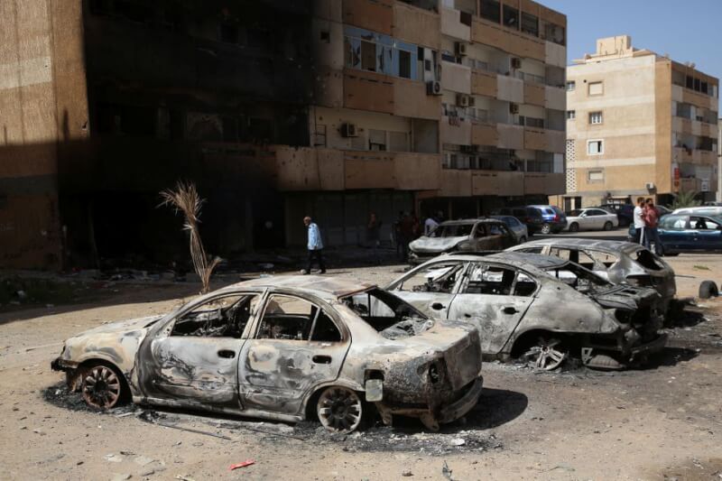 利比亞首都黎波里27日爆發衝突，建築物失火。（路透社）