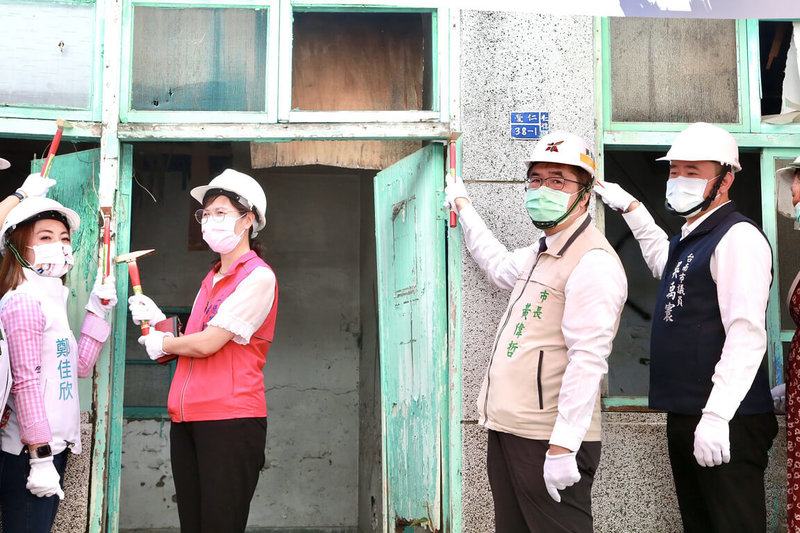 台南市第2個眷村文化園區「仁德區二空新村原眷舍」修復工程29日動土,台南市長黃偉哲(右2)等人出席。(台南市政府提供)中央社記者楊思瑞台南傳真 111年8月29日
