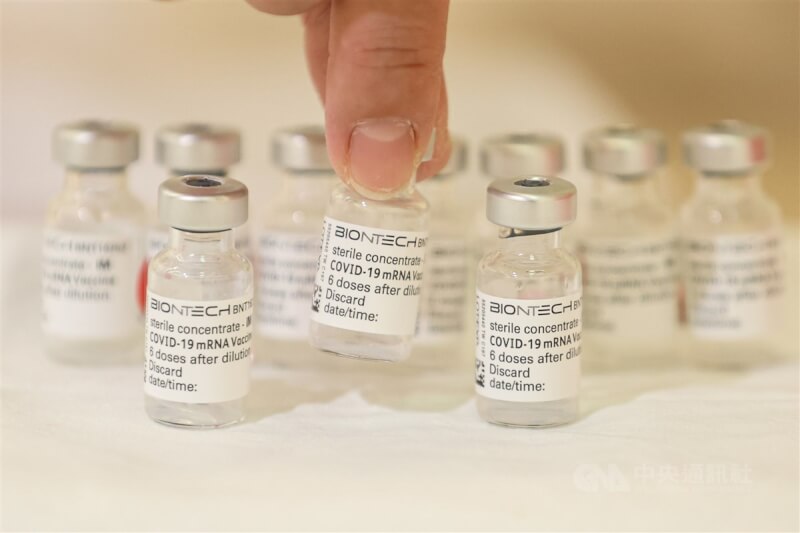 今年第2批採購的BNT成人劑型疫苗60.255萬劑29日上午抵台，將優先提供給12至17歲青少年接種追加劑使用。圖為施打後的BNT疫苗空瓶。（中央社檔案照片）