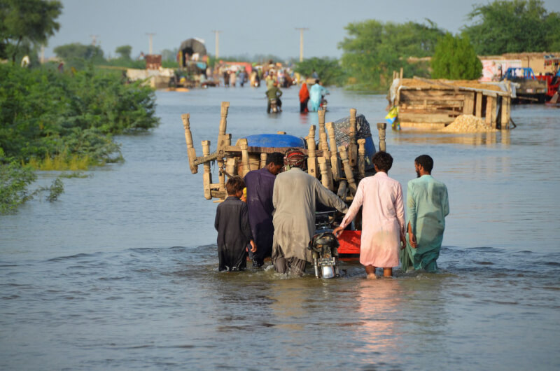 6月中旬以來，巴基斯坦的暴雨和洪水造成至少1061人死亡，當中包括數百名孩童。圖為28日巴基斯坦民眾涉水行走。（路透社）
