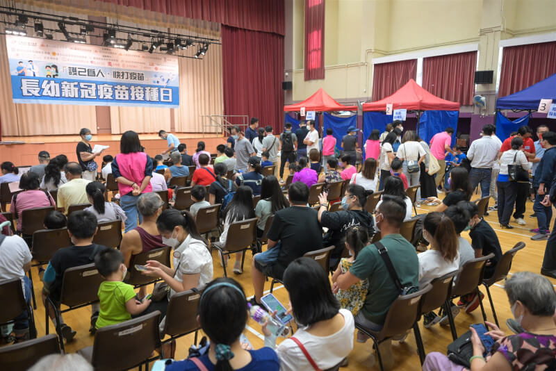 香港COVID-19確診數最近又飆升，港人普遍擔心政府又再收緊防疫限制。圖為香港民眾28日在彩雲社區中心接種疫苗。（中新社）