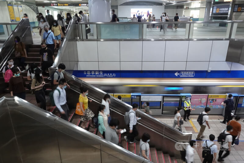 台北捷運板南線16日發生首起乘客遭松鼠咬傷案。圖為捷運忠孝新生站。（中央社檔案照片）