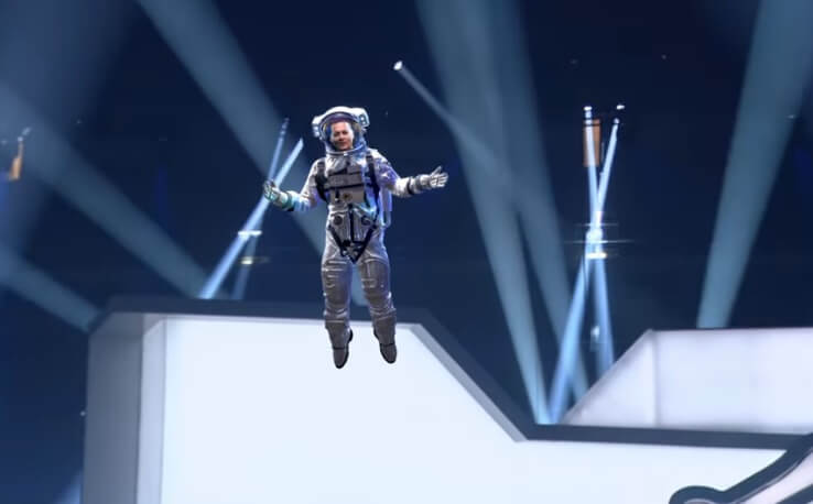 好萊塢影星強尼戴普28日在MTV音樂錄影帶大獎頒獎典禮中，以漂浮在觀眾頭上的太空人造形亮相。（圖取自instagram.com/johnnydepp）