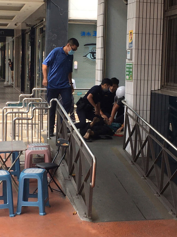 1名男子在台中市清水區的一間郵局外持刀揮舞，警方獲報前往制伏，並將人帶回派出所依法偵辦。（民眾提供） 中央社記者趙麗妍傳真  111年8月29日