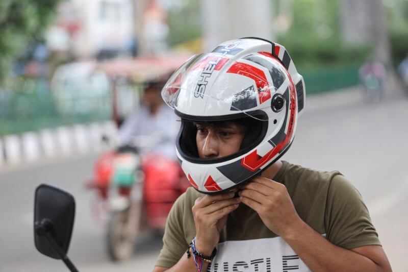 印度首都新德里為寒冬及伴隨而來的霾害備戰之際，當局推出一款配備過濾器和電風扇的機車安全帽。（路透社）