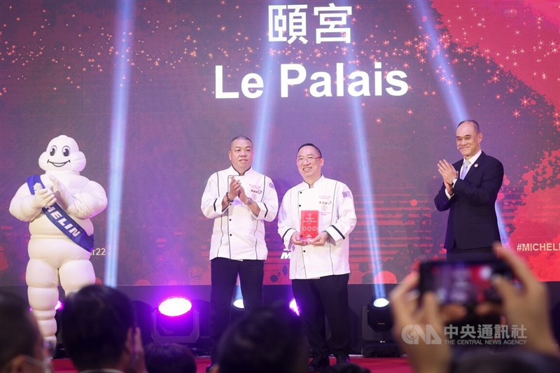 2022台北台中台南高雄米其林名單30日揭曉,君品酒店的頤宮連續5年獲得米其林三星肯定,主廚陳偉強(右3)、陳泰榮(右2)出席領獎,接受眾人掌聲。中央社記者王騰毅攝 111年8月30日