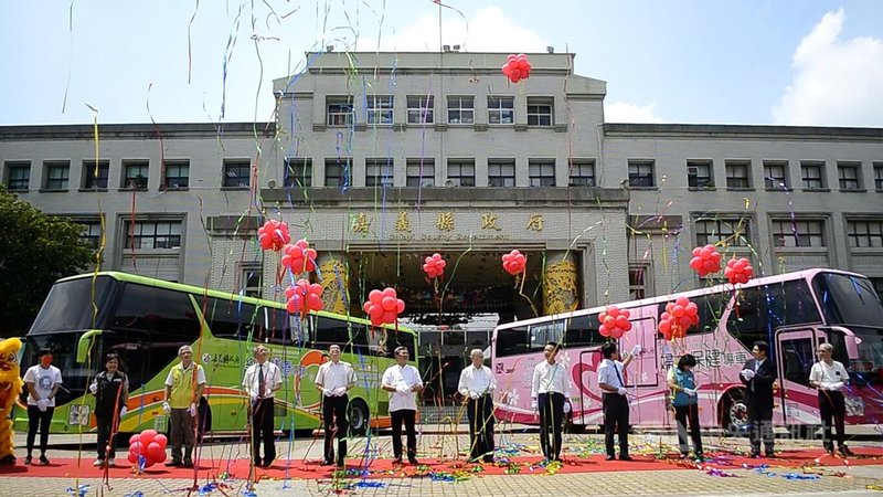 嘉義縣政府30日舉辦「行動醫療3.0 智慧綠能醫療車啟用」儀式，由縣長翁章梁（右5）、民進黨立委陳明文（左6）等人，共同為醫療車啟用剪綵。中央社記者蔡智明攝  111年8月30日
