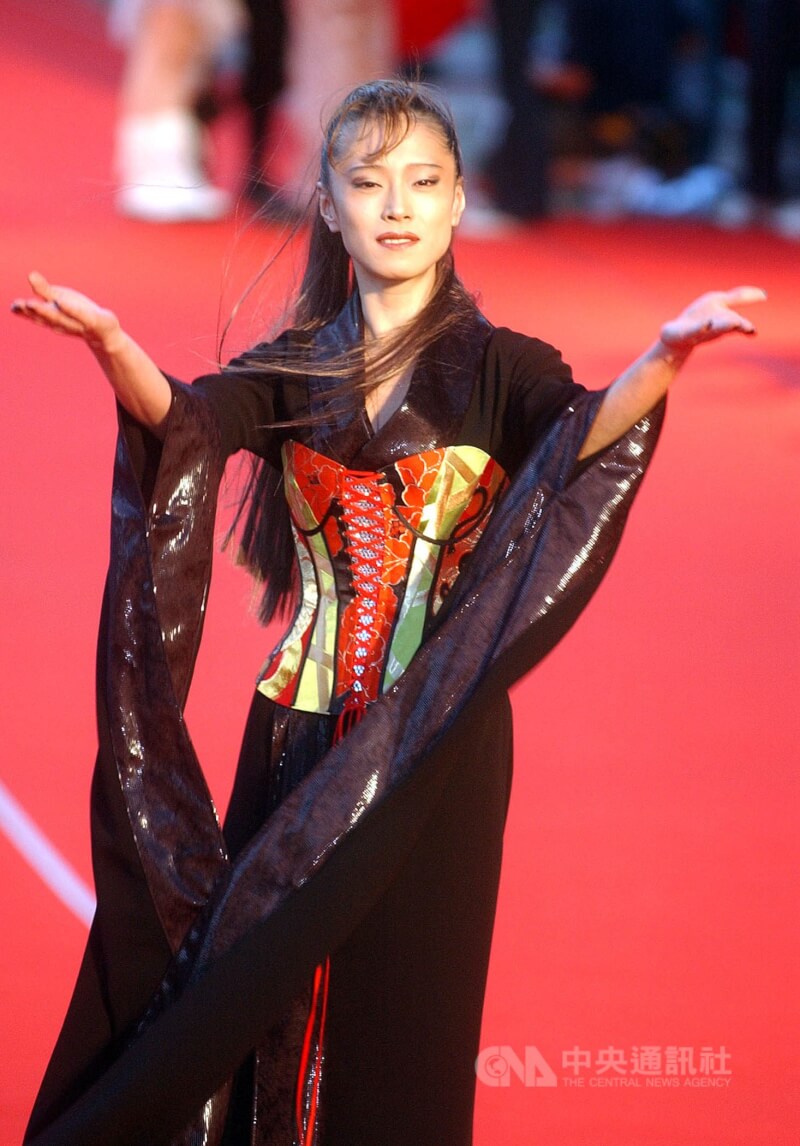 圖為中森明菜2003年來台參加金曲獎走紅毯。 （中央社檔案照片）