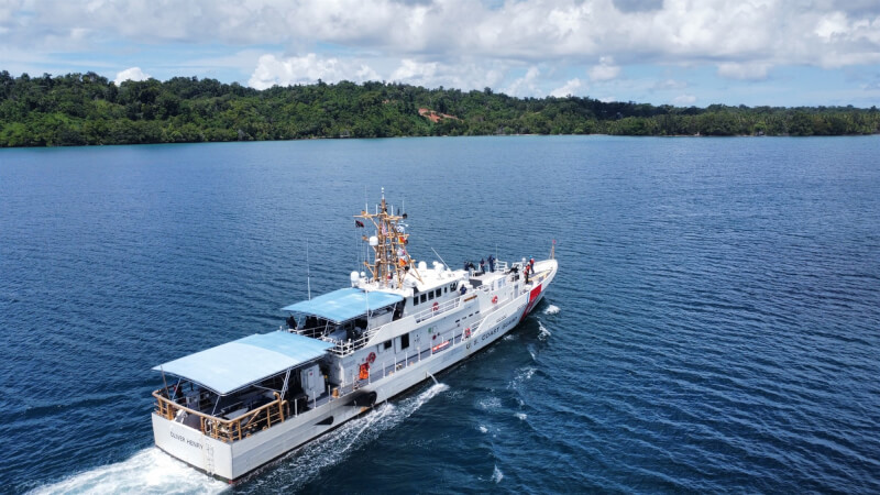 圖為美國海岸防衛隊巡邏艇奧立佛亨利號8月14日行經巴布亞紐幾內亞的馬努斯島。（圖取自twitter.com/USCG）