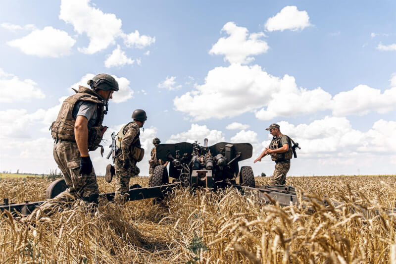 烏克蘭軍隊29日在烏南赫松市（Kherson）附近展開反攻。圖為烏克蘭反坦克士兵與砲手。（圖取自facebook.com/MinistryofDefence.UA）