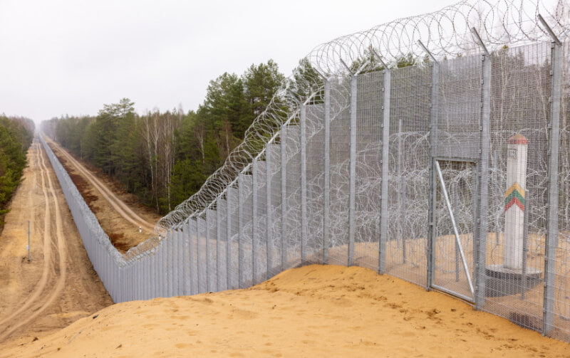 由於非法移民激增，立陶宛已在和白俄羅斯的邊界處修築一道4公尺高的圍牆。（圖取自立陶宛政府網頁lrv.lt）